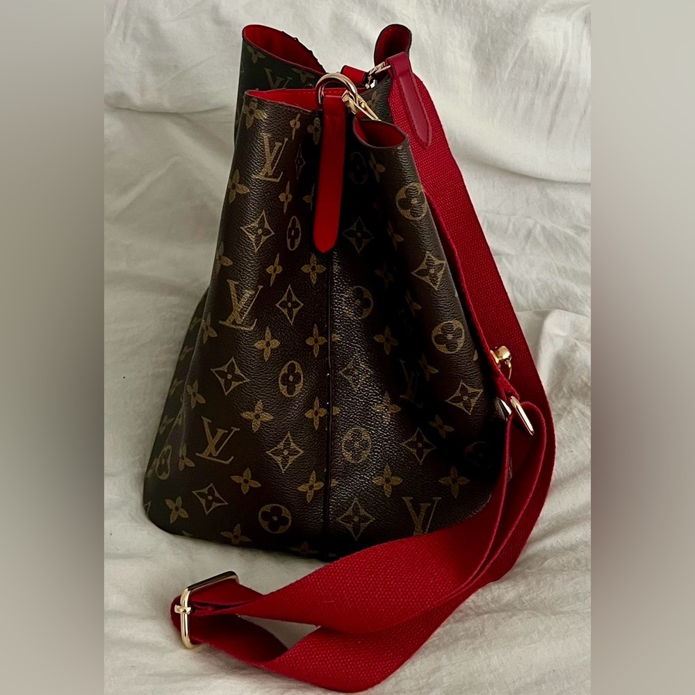👑✅PRICE FIRM✅ Brown and Red Monogram Bucket Crossbody bag. Like brand new! - Picture 6 of 17